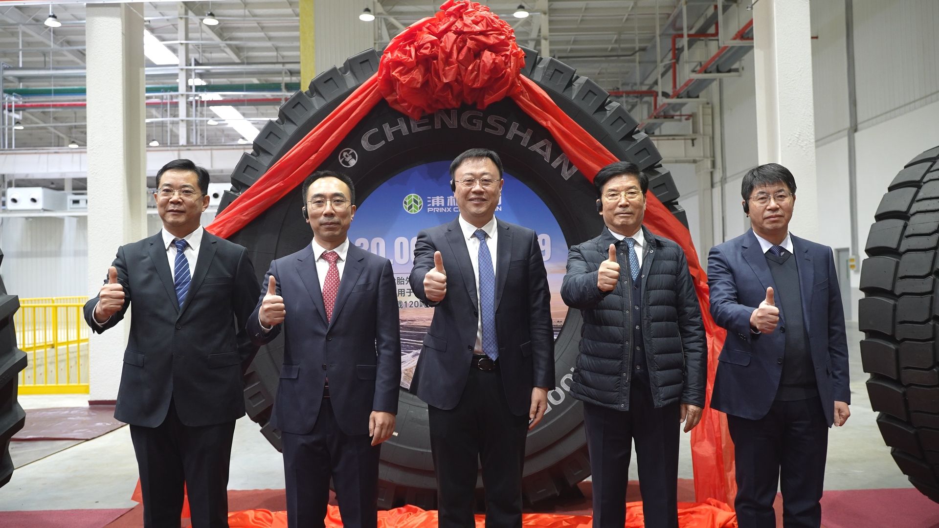 太阳集团tcy8722首条非公路巨胎30.00R51成功下线